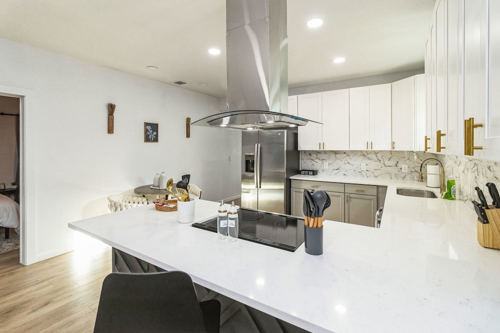 Stylish 4BR Home Mins to Downtown River Walk