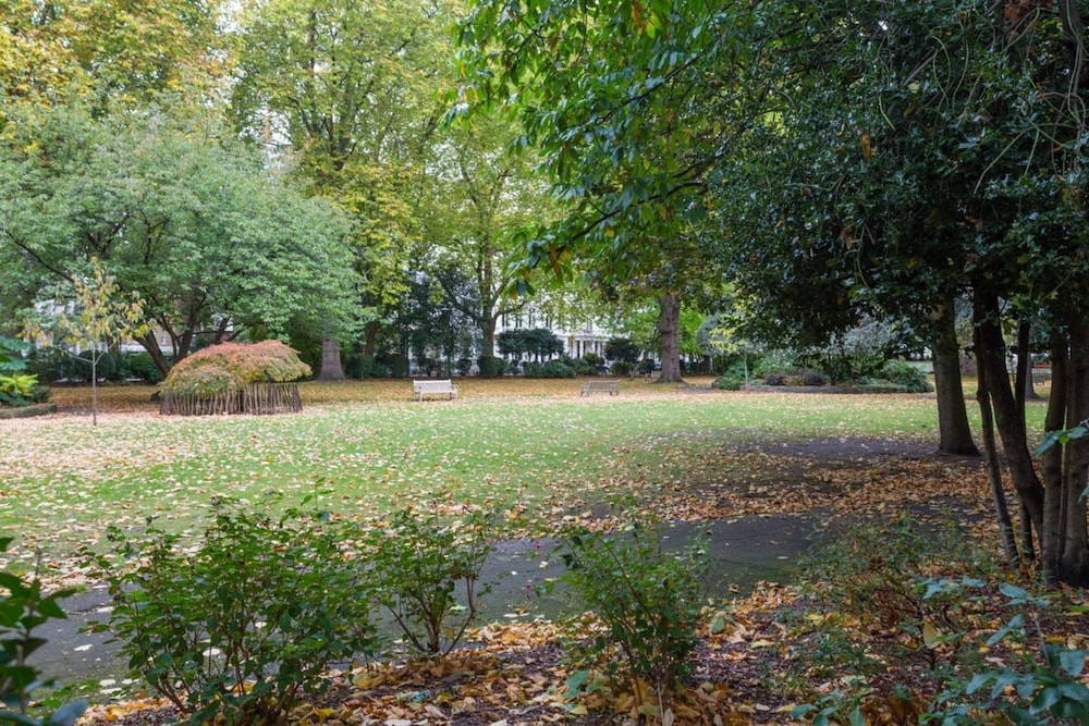 Elegant 3 Bedroom Home Located in South Kensington