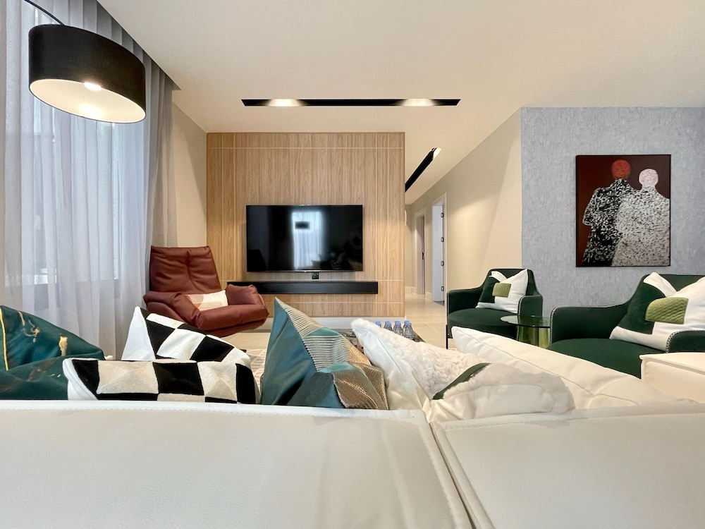 C Living - Premium 3 Bedroom - AQIQ