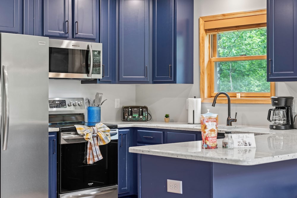 Bluejay Getaway by Avantstay Walk to Lake 7bdr Hot Tub Pool Table