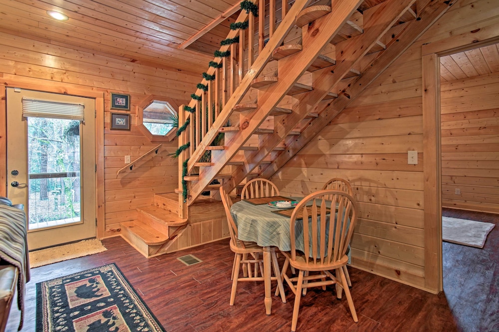 Creekside Cabin w/ Hot Tub in Gatlinburg!