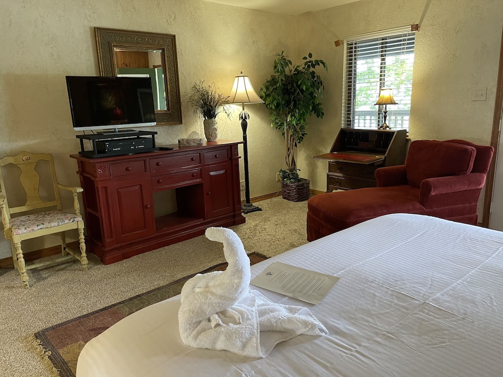 Lake view three bedroom, three bath log-sided cottage with private hot tub overlooking Lake Ouachita. by RedAwning view 3