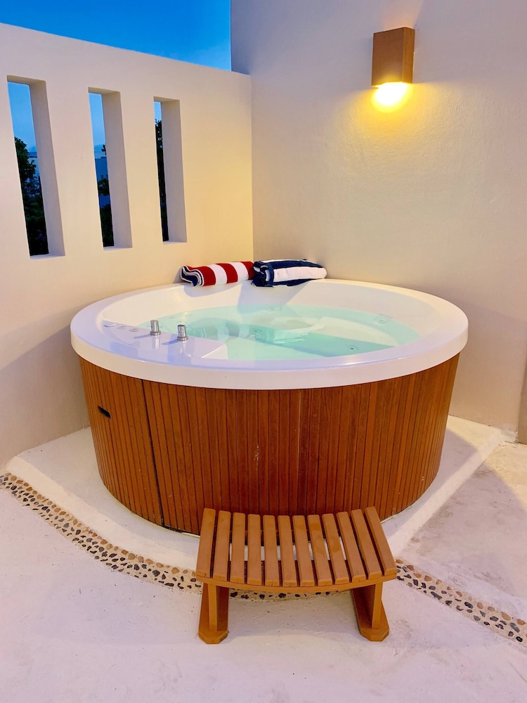 Sleeps 4-6-amazing 2 Bedroom Ph With Bbq & Jacuzzi