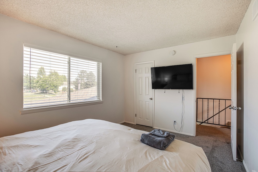 Explore Red Rocks & Green Mtn: Townhome w/ Pool!