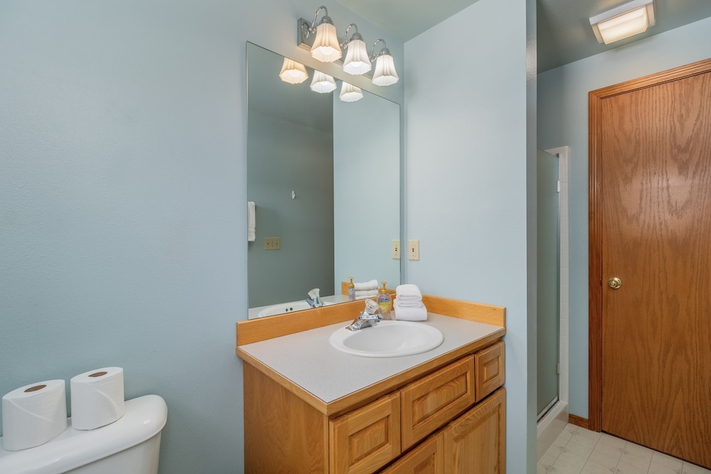 Farmhouse In Plain 2 Bedroom Home by NW Comfy Cabins by RedAwning view 5