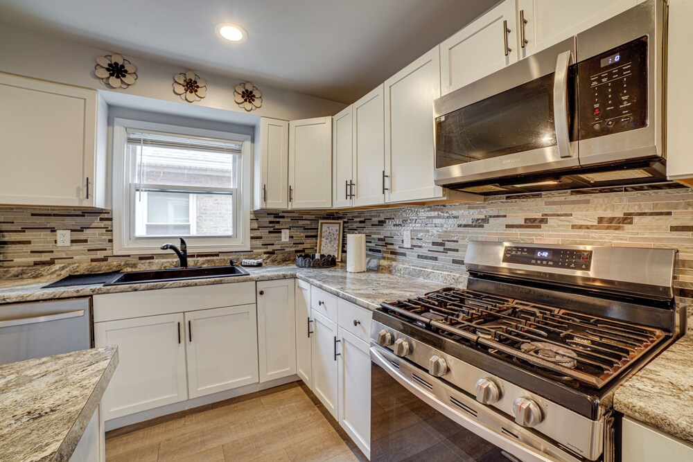 4 Mi to Lake Michigan: East Chicago Home w/ Grill