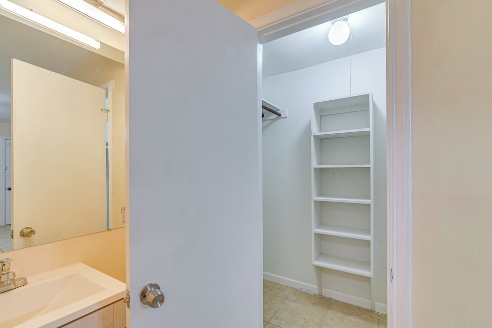 2 Mi to Chinatown: Pet-friendly Houston Home
