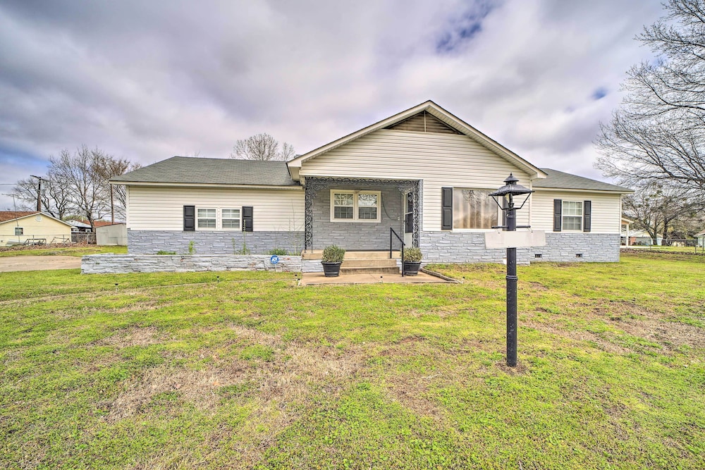 Lake Eufaula Retreat w/ Fire Pit, Near Main St! in Eufaula, US