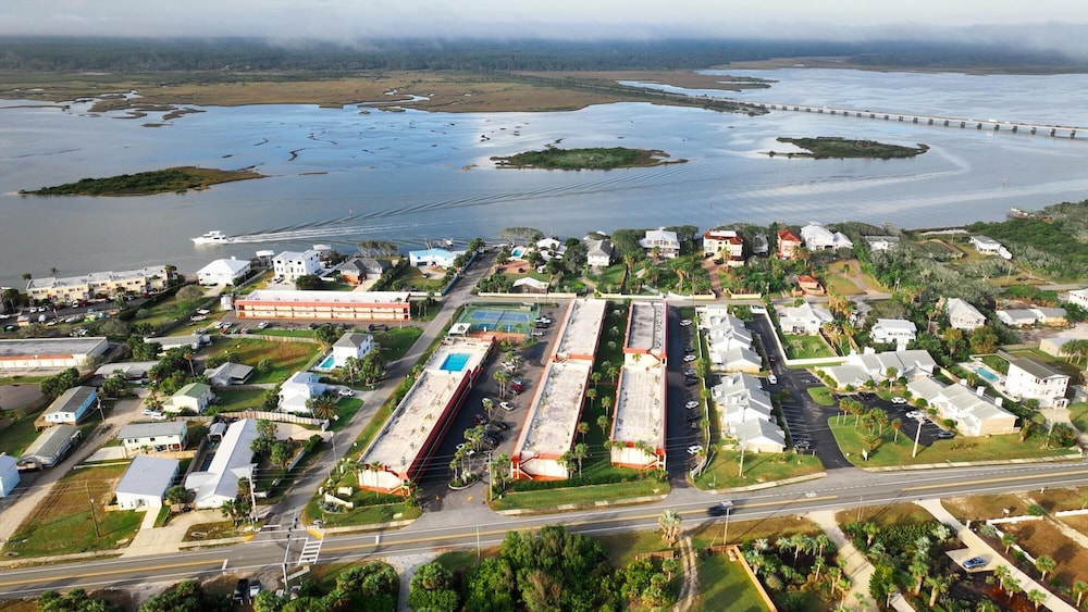 Beachside 2br/2ba Condo w/ Pool, Balcony & Boat Parking in St. Augustine
