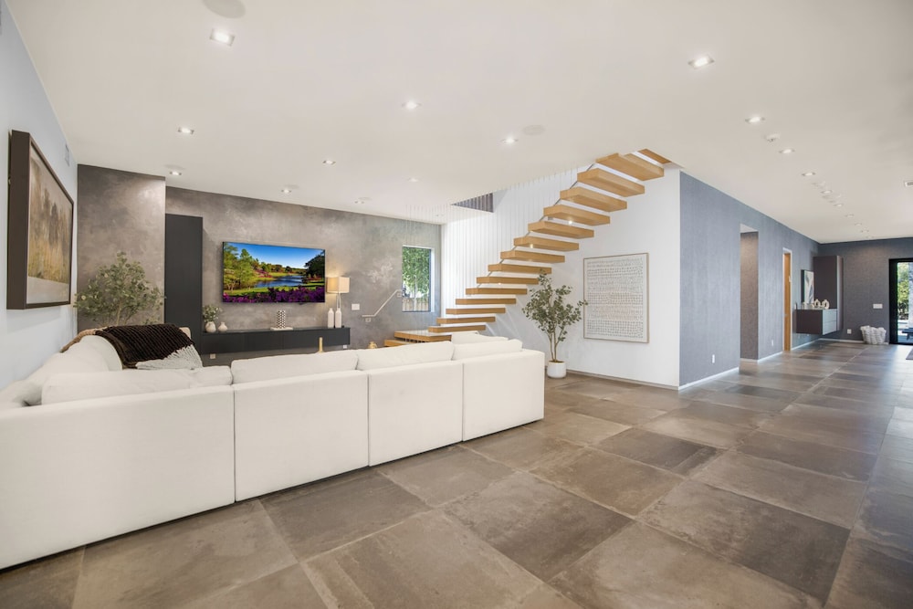 Louise Modern - Luxury Smart Estate in Encino w/ Pool, Gym & Spa