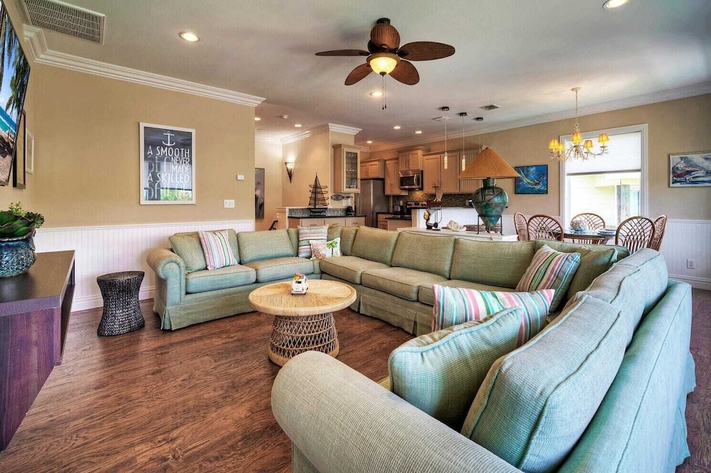 2 Homes in Las Palmeras by Avantstay Sleeps 18, Resort Pool + Private Patio Walk to Town, Golf Cart Zone