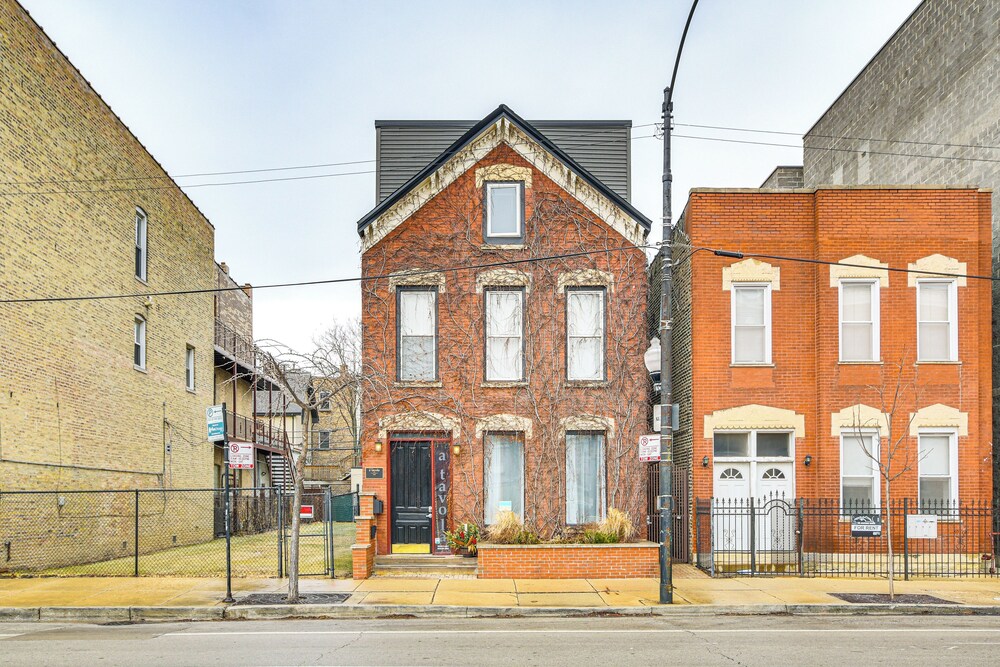 5 Mi to Dtwn: Ukrainian Village Apartment!