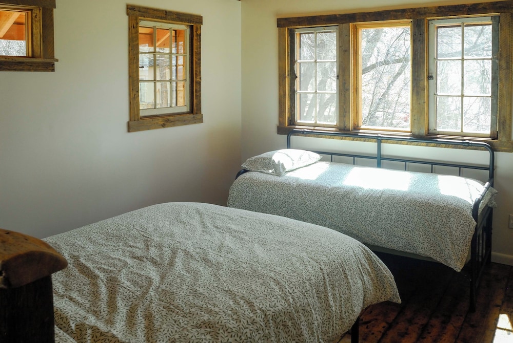 Historic Nature Lovers Cabin on Farm in Paonia!