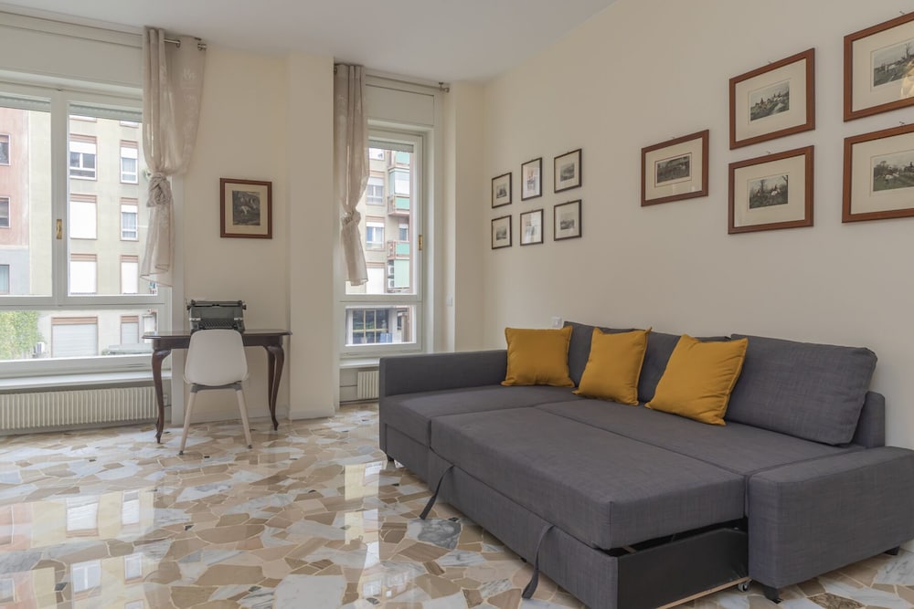 JOIVY Modern 2bed flat with balcony, 250m from M5 Foppa and M2 Sant'Agostino