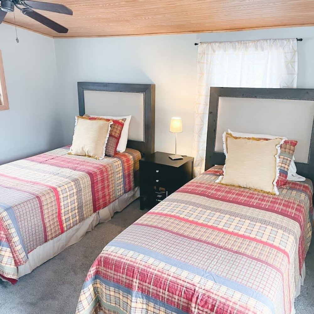 4BR 2BA Home in Charming St Paul - Sleeps 10