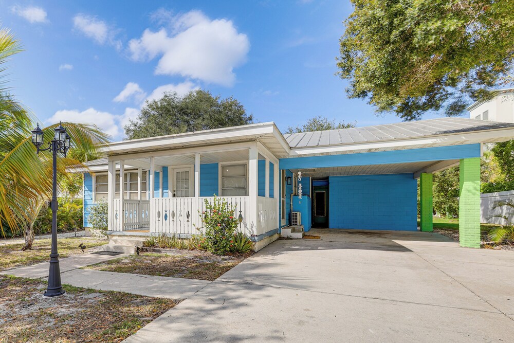 Walk to Shops & Dining: Downtown Stuart Home!