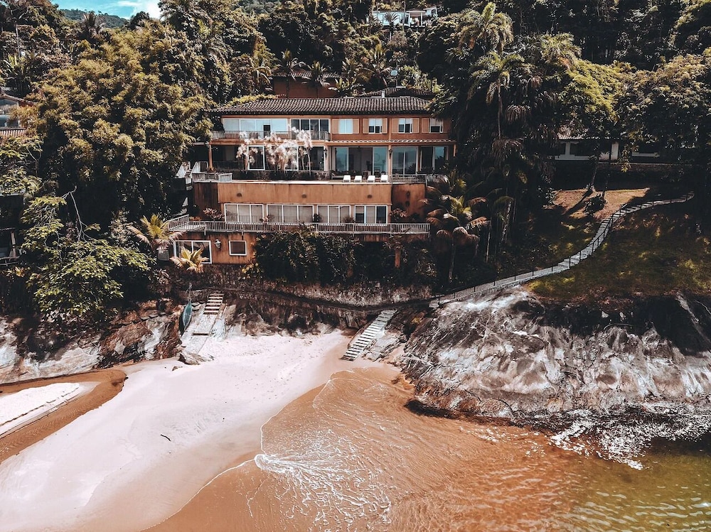 Red Beach Mansion