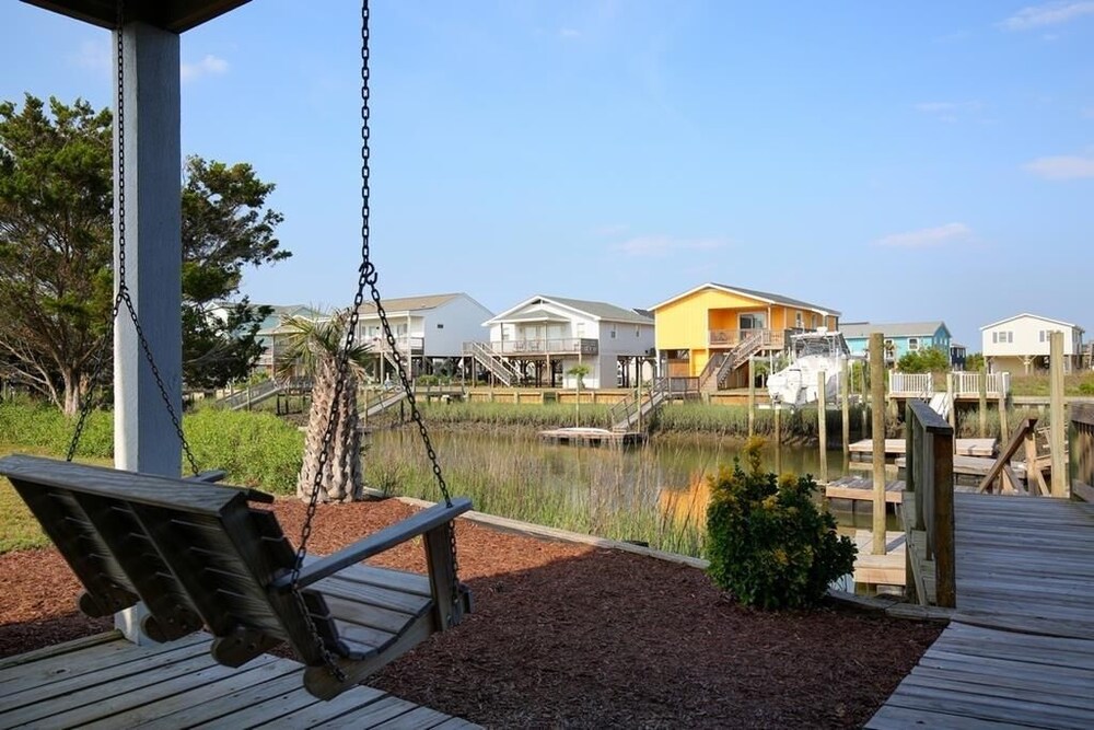 Heaven's Anchor 3 Bedroom Home by RedAwning