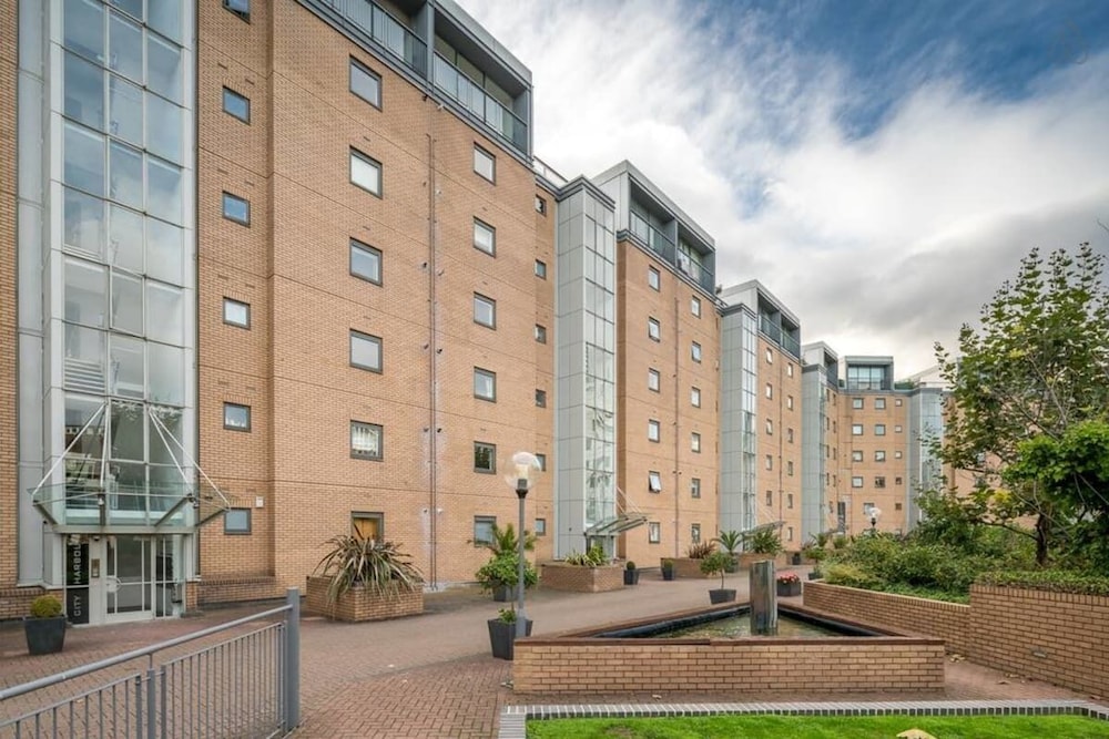 Bright 2 Bed 2 Bath apt Near Canary Wharf