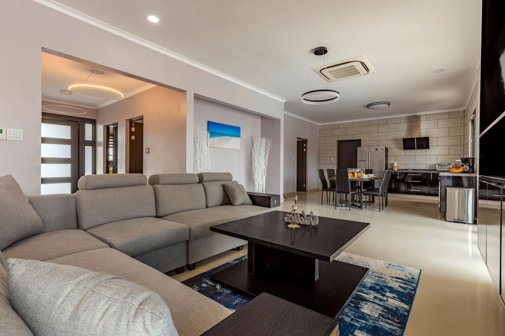 NEW 6BR Villa w Pool Across Street Palmbeach
