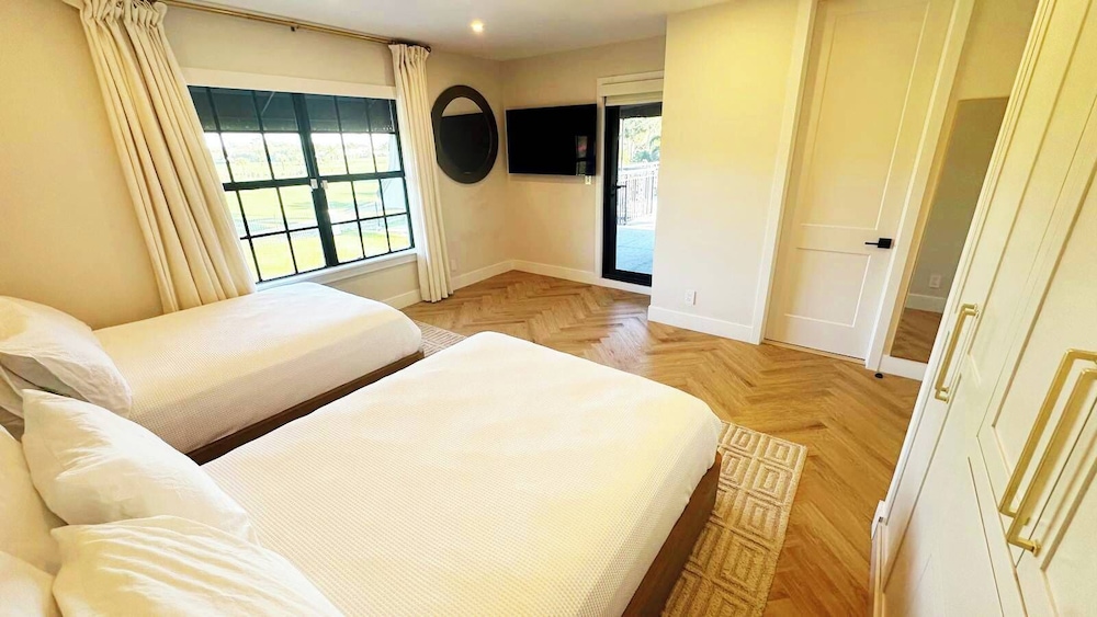New 5 Bedroom Modern Villa on Golf Course