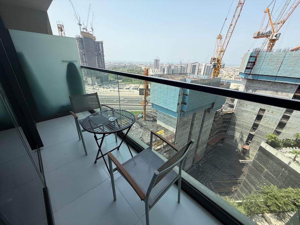 Lux BnB Aykon Tower