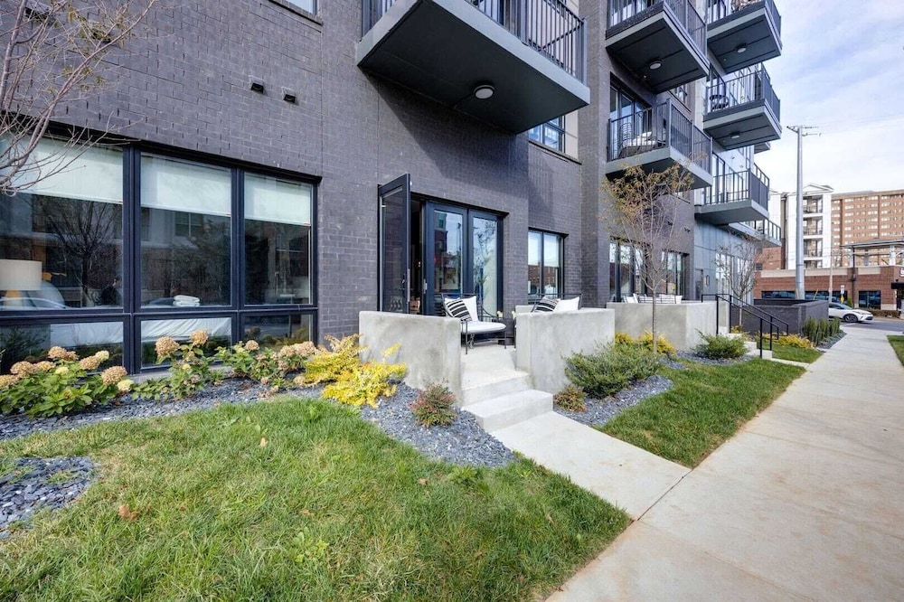 2 Modern Apartments in Heart of Midtown, Walkable Location Patio, Pool & Gym
