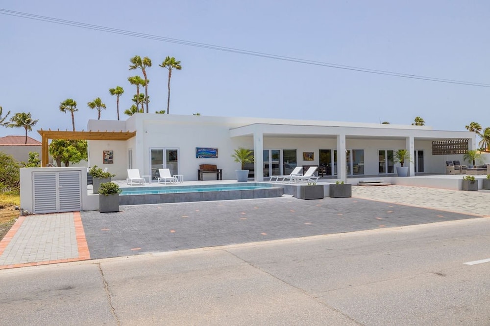 Modern Trestrapi Beach Villa 8 bed 8 Bath 2 Pools