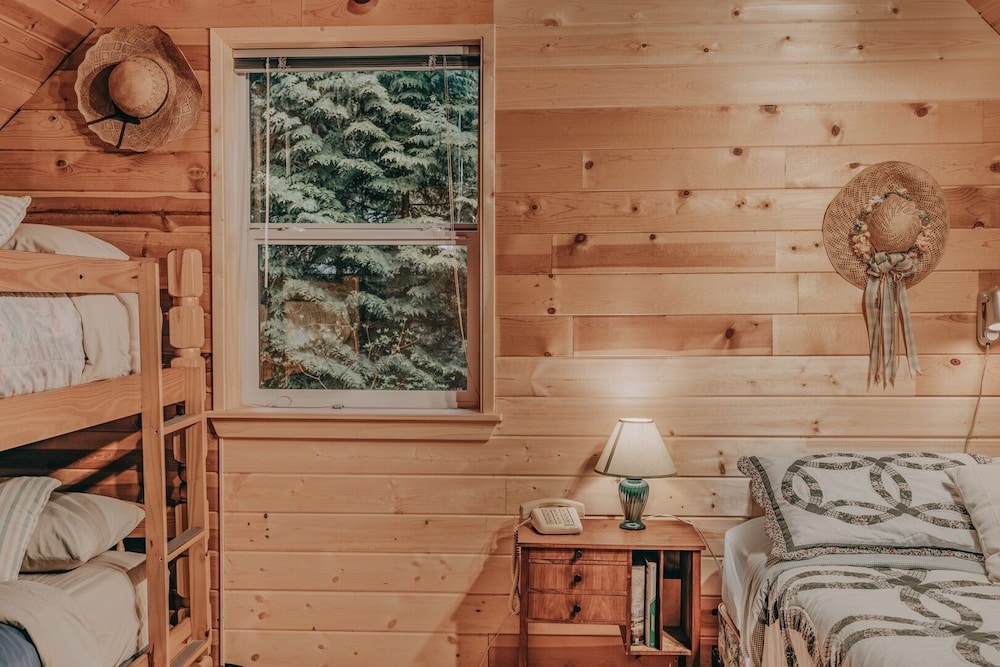11sl - Wi-fi - No Pets Log Cabin - Sleeps 7 2 Bedroom Cabin by Redawning view 4