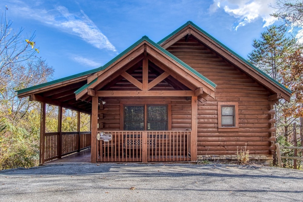 Ern859 - Absolute Paradise - Great Location! Close To All The Action! 2 Bedroom Cabin by RedAwning view 4