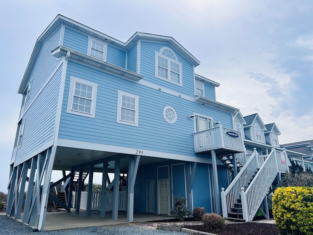 Sunny Times 4 Bedroom Home by RedAwning