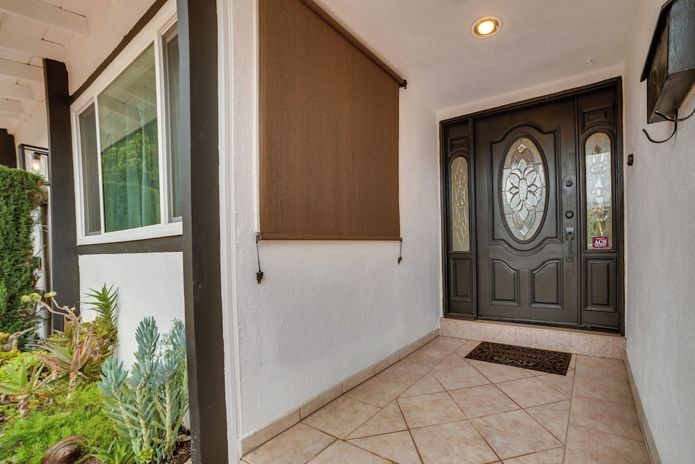 Private Pool & Patio: Luxe Encino Family Getaway