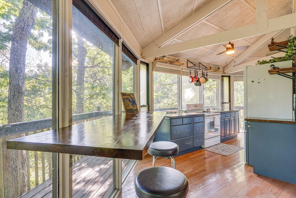 Unique Treehouse Hideaway Near Lake of the Ozarks
