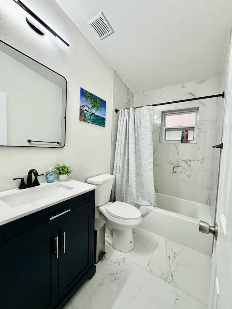 Fresh Renovated Pool Home w 5 Bedrooms Near Beach