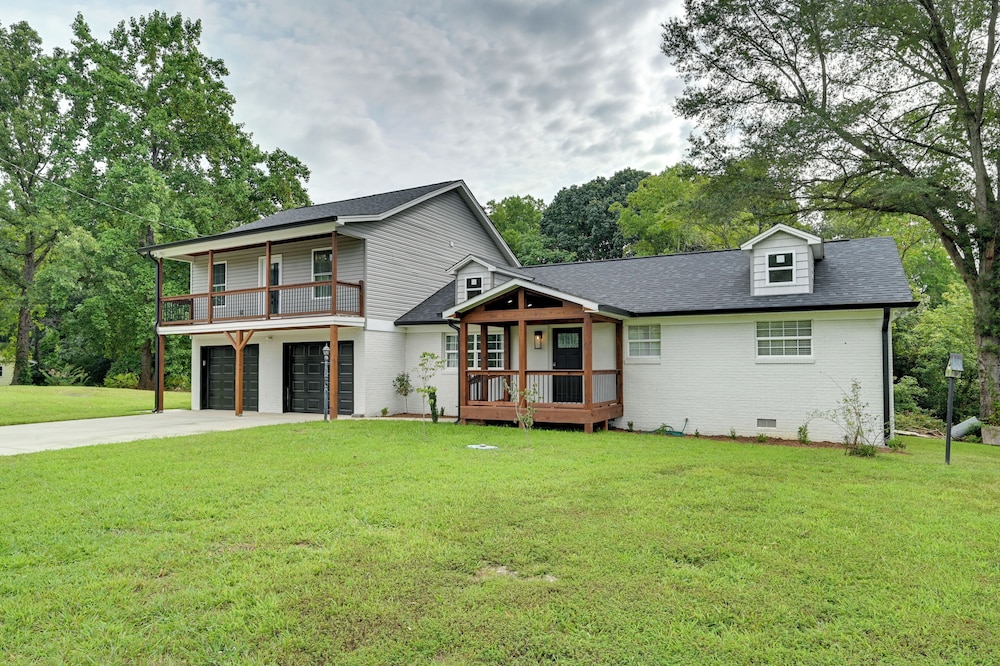 12 Mi to Downtown Winston-salem: Apt w/ Balcony!