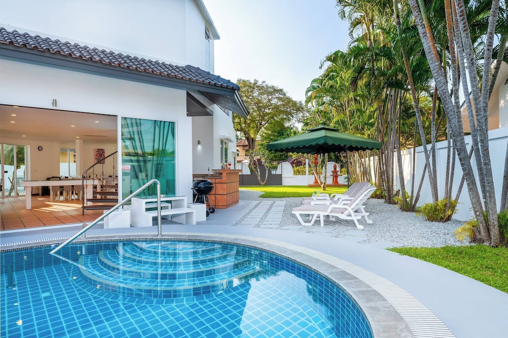 Luxury 4BR Private 425sqm Party Pool Villa
