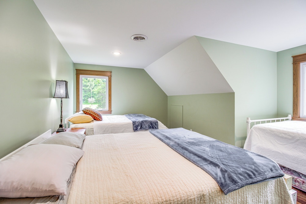 Great for Groups: Family Creekside Home in Loretto