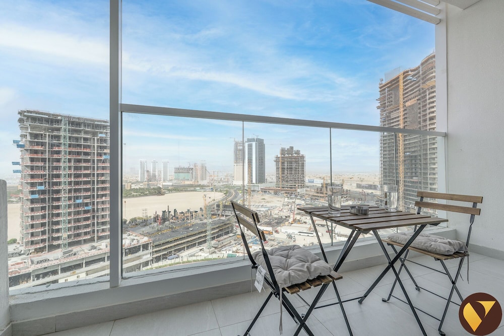 Vogue Opalz short Drive to Dubai Hills M