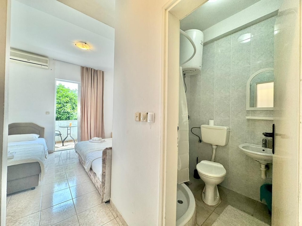 B&M Holiday Rooms
