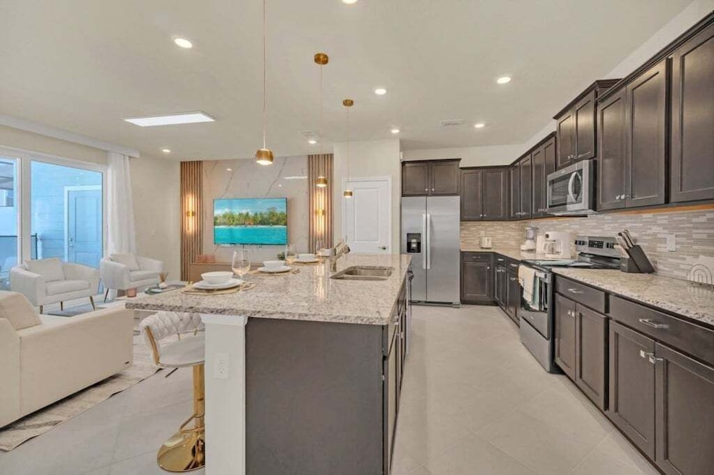 Luxury Home With Splash Pool 5 Bed Townhome! 5 Bedroom Townhouse
