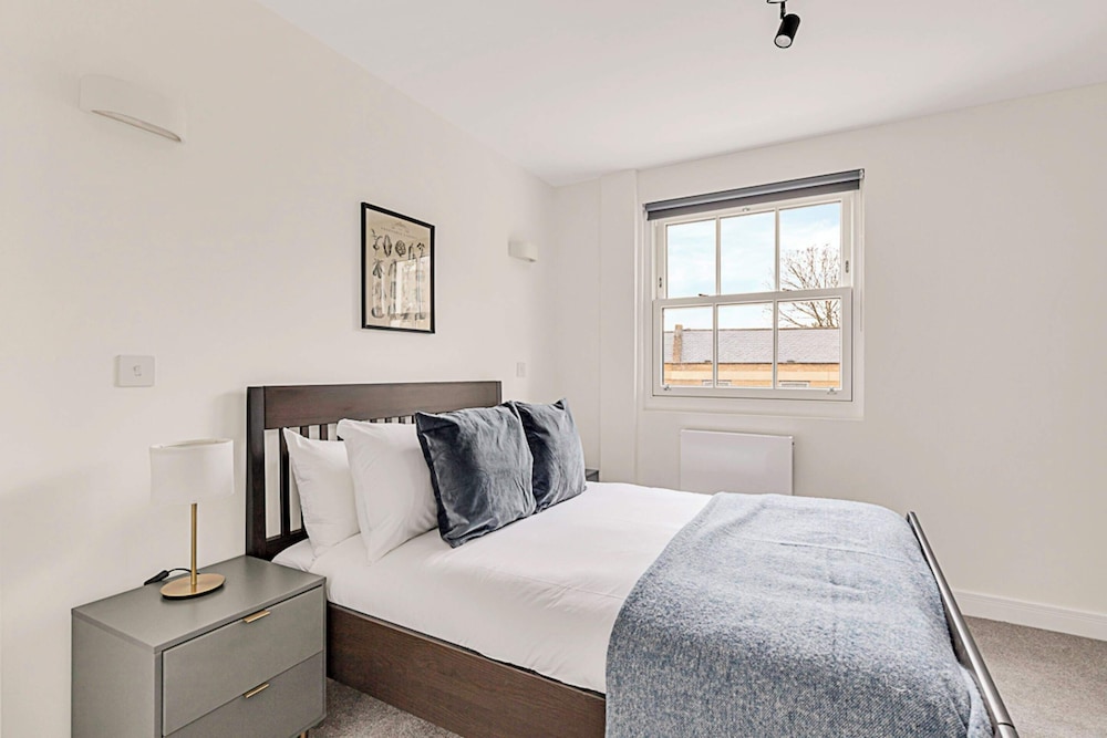 Sunny 2-bed Gem in Chiswick