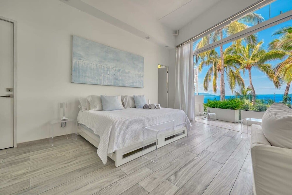Luxury 1BR APT - Beach View - Jacuzzi - King Bed