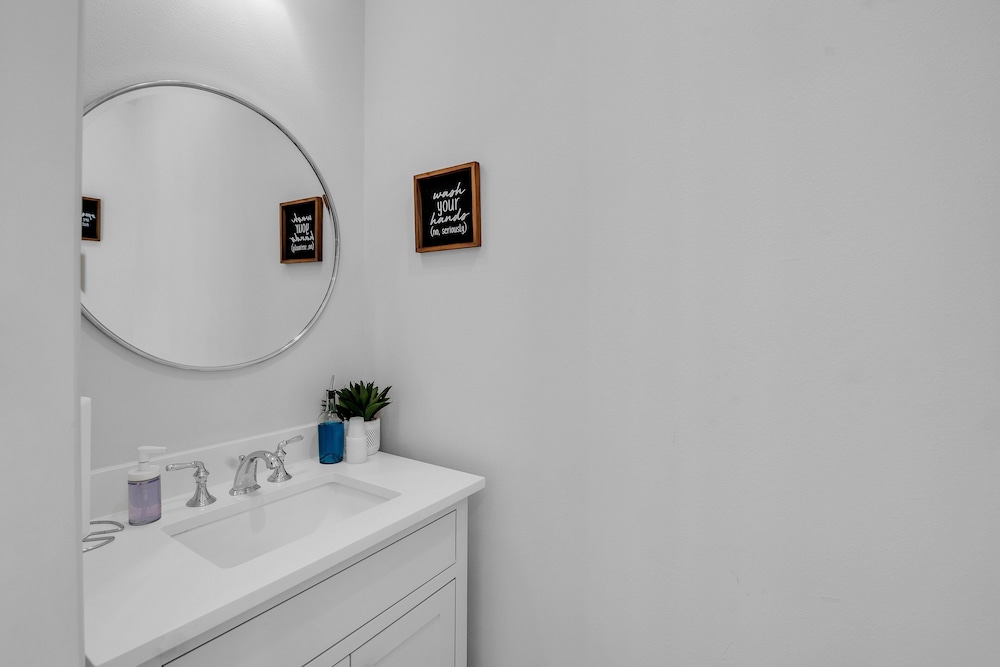 Modern 3br In Bishop Arts Walk To Shops & Dining 3 Bedroom Duplex