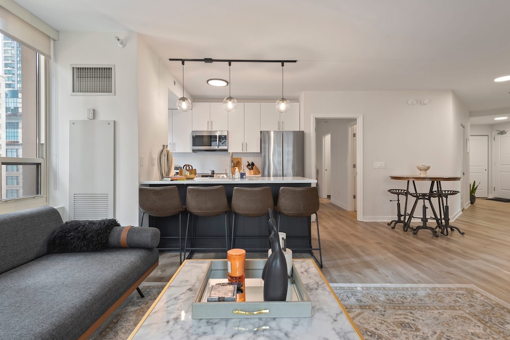 Near Riverwalk 2BR Private Balcony Downtown