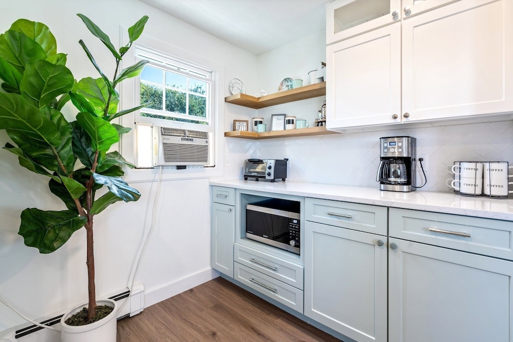 Beachwood Getaway Sleeps 10!