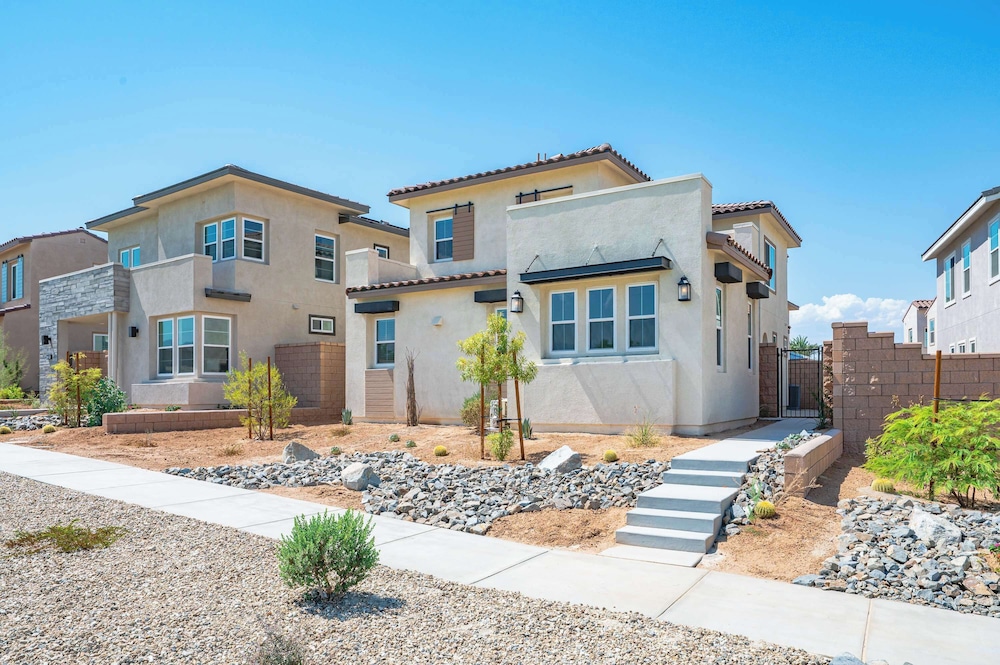 Stylish 3BR Oasis in Palm Desert Near El Paseo Zoo