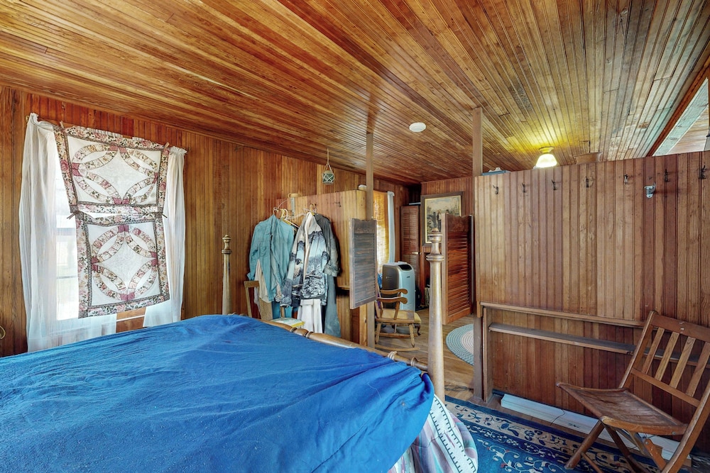 6BR Lakefront Estate w/ Private Piers & Patios