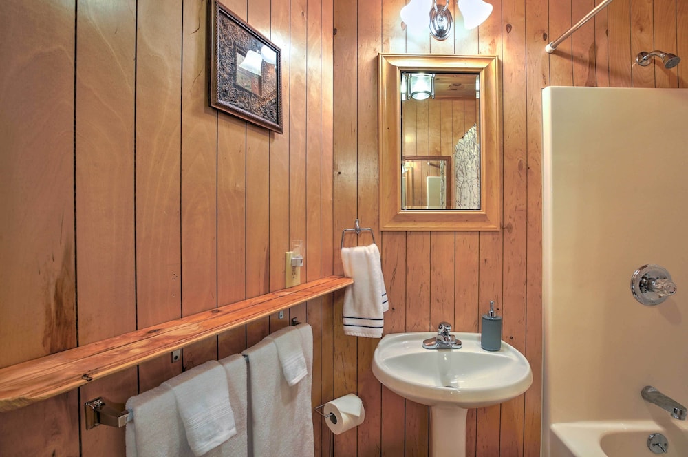 Pet-friendly Toccoa Home w/ Deck  Lake Access! - Property Image 13