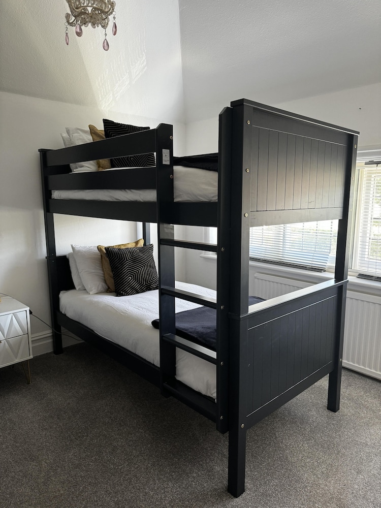 Inviting 2-bed Apartment in Poole view 3