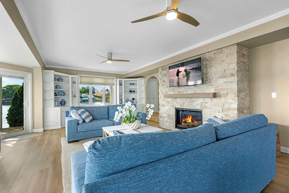 Panoramic Paradise - Lakefront Home for 15